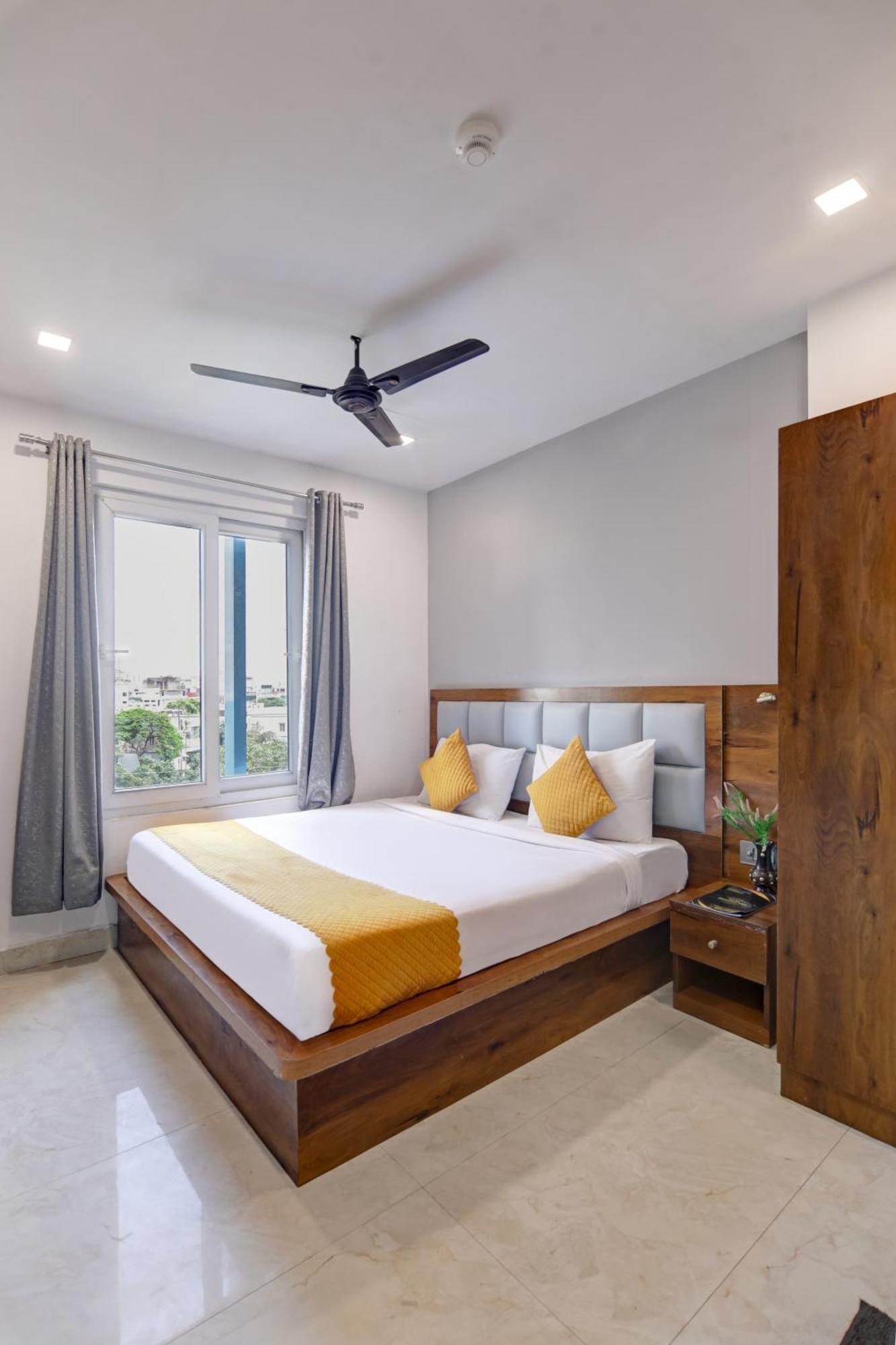 Status By Hotel The Emporio Ghaziabad Exterior photo